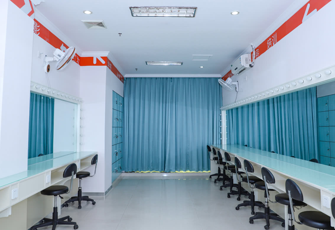 海口红妆美容学校化妆实操室